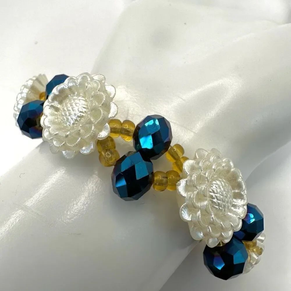 white and blue beaded floralβvintage bracelet